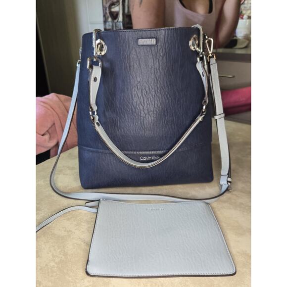 Calvin Klein blue reversable leather tote with matching pouch - Picture 3 of 8